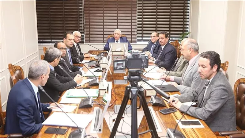 وزير الزراعة يتابع موسم زراعة القمح وتوزيع الأسمدة وتطهير الترع