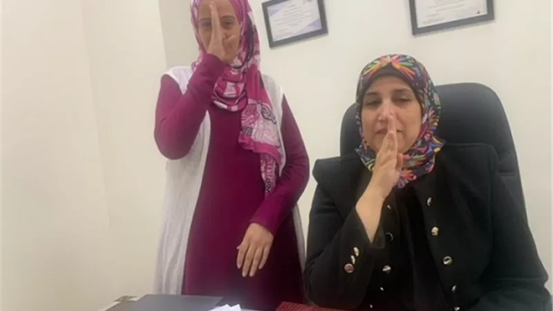 موظفة تجيد لغة الاشارة لخدمة ذوى الهمم بتموين الاسماعيلية