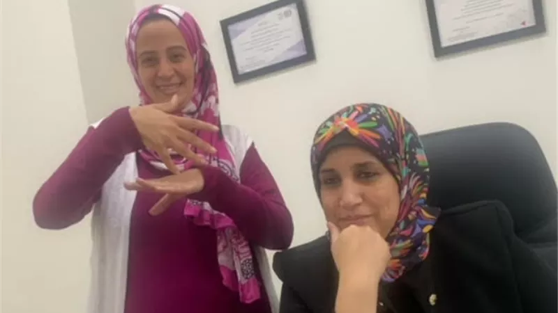 موظفة تجيد لغة الاشارة لخدمة ذوى الهمم بتموين الاسماعيلية