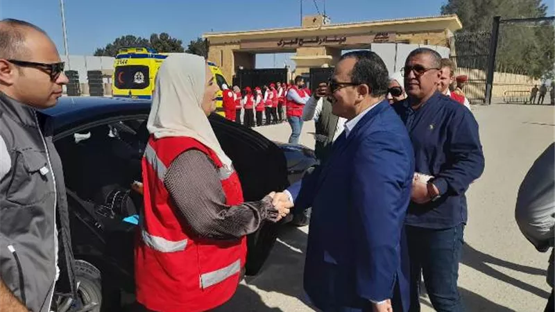 وزيرة التضامن الاجتماعي ونائب محافظ شمال سيناء يتفقدان شاحنات رفح