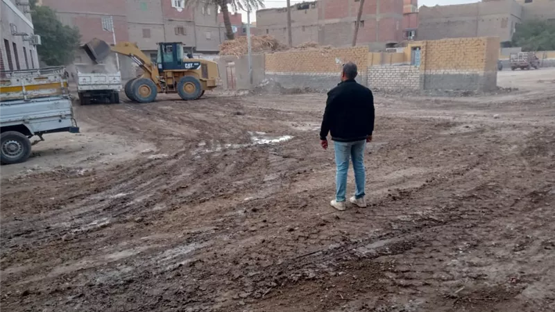 توصيل خطوط الفيبر وتمهيد الشوارع في قرى حياة كريمة بدشنا