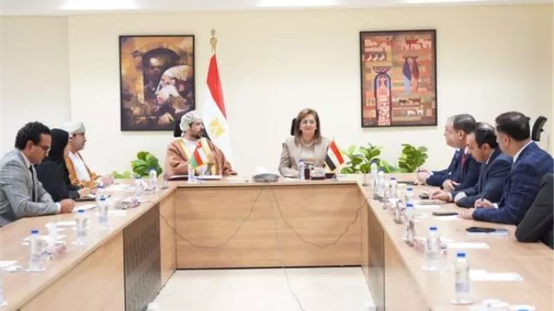 وزيرة التخطيط تلتقي وزير التجارة العماني لتعزيز سبل التعاون