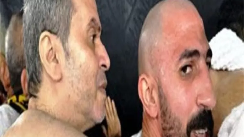عمرو محمد على يحقق أمنيته بلمس الكعبة بمساعدة أحد مرافقيه
