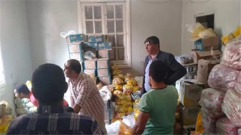 رئيس مدينة سمالوط يتابع تجهيز الف كرتونة غذائية مدعمة