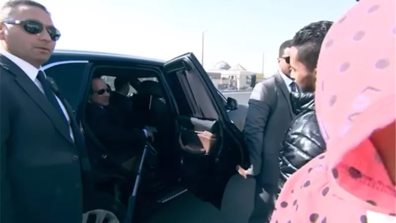 السيسى يجرى حوارا أبويا مع أسرة أثناءجولته التفقديةبالجيزة..فيديو