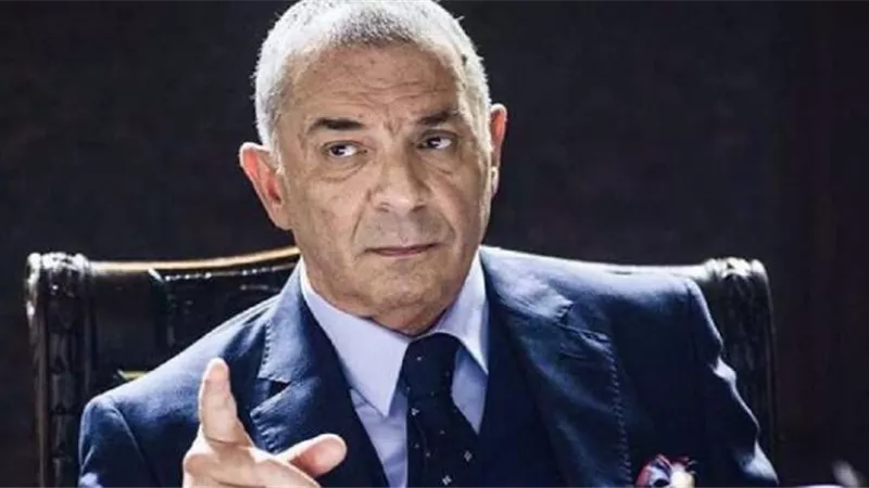 محمود حميدة يبكي متأثرًا بقصيدة دعم لأطفال غزة