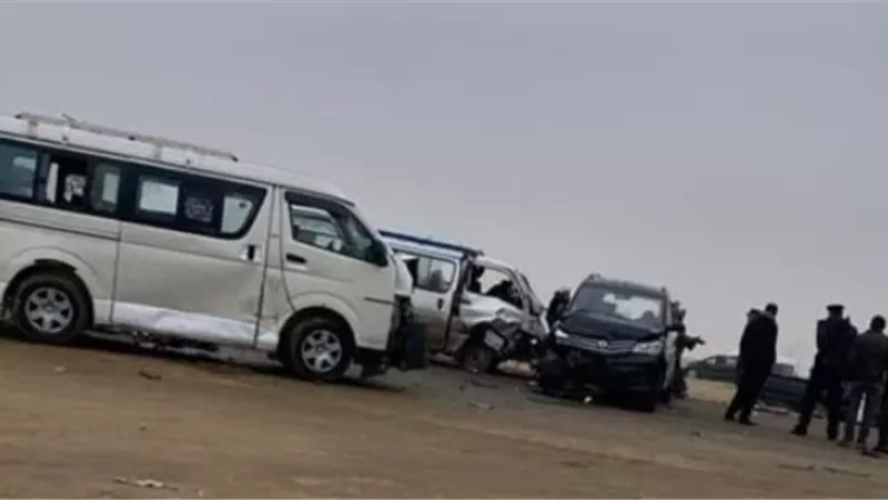 مصرع 3 وإصابة 9 فى تصادم ميكروباص مع ملاكى على الصحراوى ببنى سويف