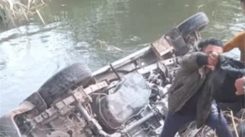 قوات الأنقاذ النهرى تنتشل ضحايا حادث سيارة مدارس فى أسيوط