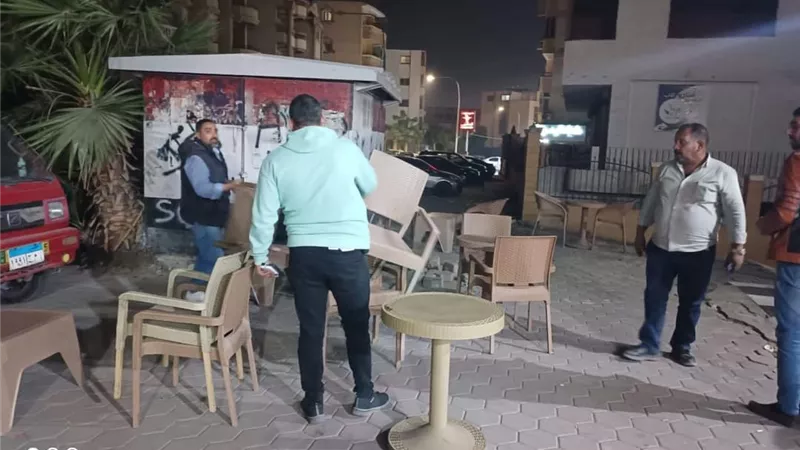 حملات مكثفة لرفع الإشغالات وإزالة المخالفات بمدينة العبور.. صور