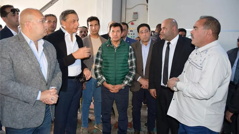 وزير الشباب ومستشار الرئيس يتفقدان محطة مياة الشرب الدائري