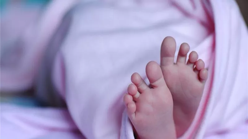 ضحية الضرب المبرح …: عشيق الأم قتل الرضيعة ودفنها في الخفاء