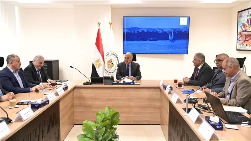 وزير الري يتابع عمليات قياس تصرفات ومناسيب المياه بالترع والمصارف