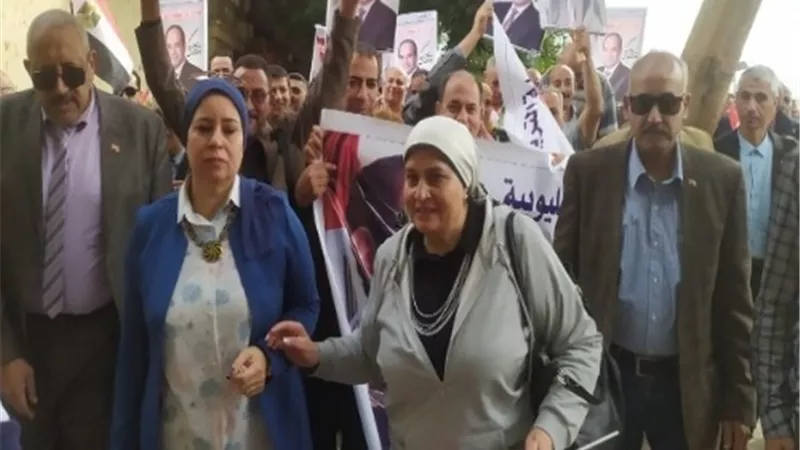 مسيرة لدعم الرئيس السيسى.. تقودها مدير تعليم القليوبية