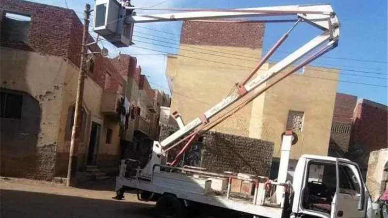 حملات مكثفة للنظافة ودعم منظومة الإنارة العامة في 6 مراكز بالمنيا