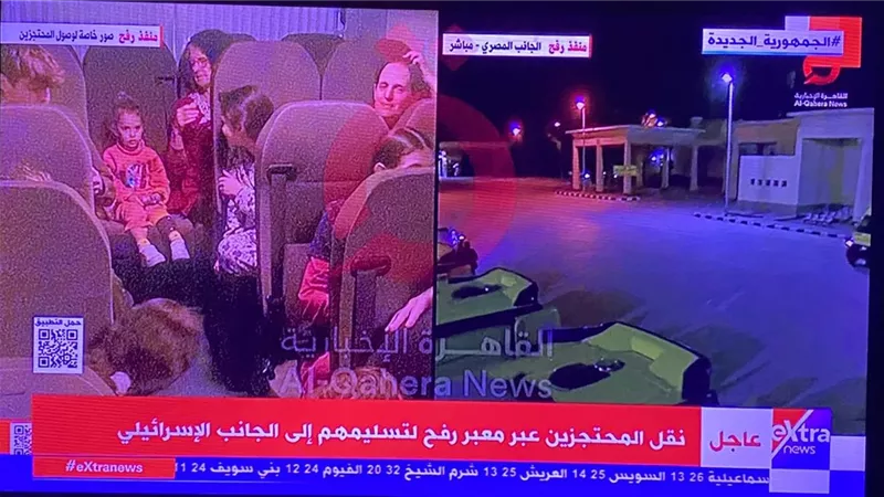 الأطقم الطبية المصرية تجري الفحوصات اللازمة للمحتجزين تمهيدا لتسليمهم للجانب الإسرائيلي