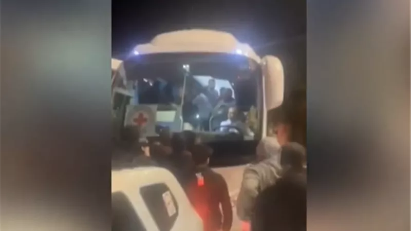 وصول حافلة الأسرى الفلسطينيين المحررين من سجن عوفر الإسرائيلي إلى الضفة الغربية