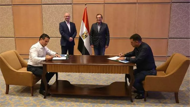 وزير البترول يشهد توقيع عقد بحث جديد للتنقيب عن الذهب والمعادن