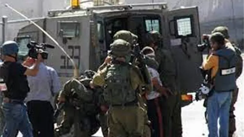 قوات الاحتلال تعتقل 14 فلسطينيا فى نابلس