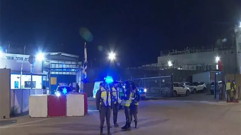القاهرة الإخبارية: الصليب الأحمر يبدأ استلام 13 محتجزًا إسرائيليًا و5 من جنسيات أخرى