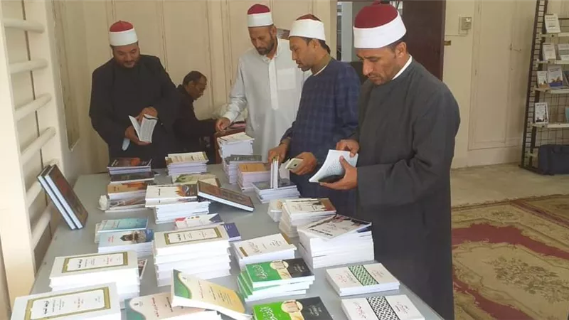 إقبال كبير على إصدارات الأوقاف في أول أيام المعرض