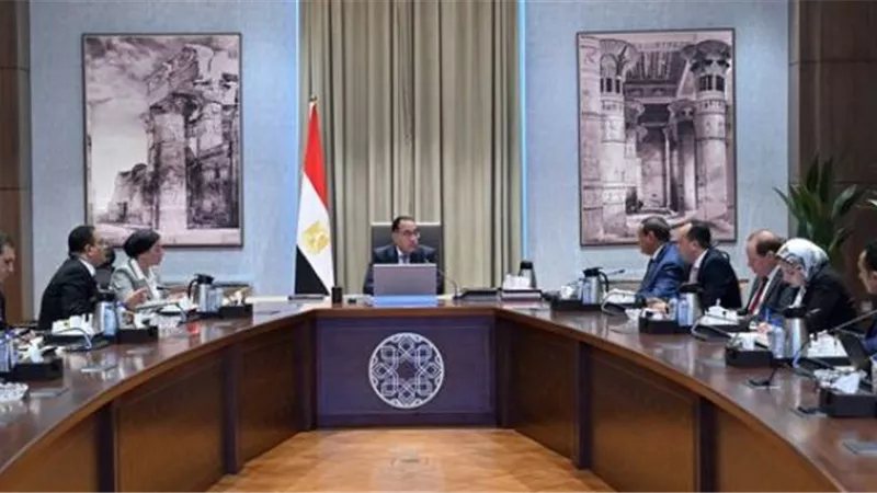 مدبولى يوجه بسرعة الانتهاء من خطة تحويل الأتوبيسات للعمل بالغاز الطبيعى