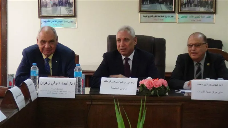 د.عصام يجتمع مع أعضاء إدارة مشروعات التطوير