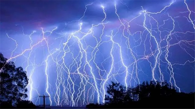 مصرع 20 شخصا جراء صواعق البرق في ولاية جوجارات الهندية