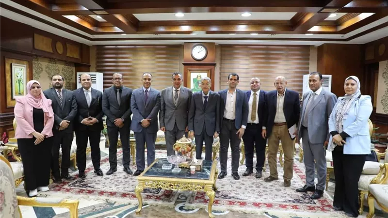محافظ المنيا يلتقي وفد حياة كريمة لمتابعة مشروعات المبادرة