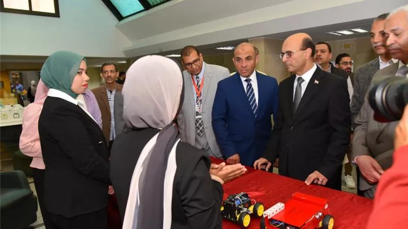 رئيس جامعة أسيوط يفتتح معرضا للمشروعات البيئية