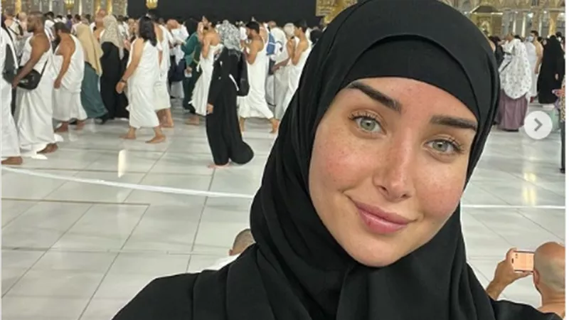 هنا الزاهد تشارك جمهورها بصورة أمام الكعبة