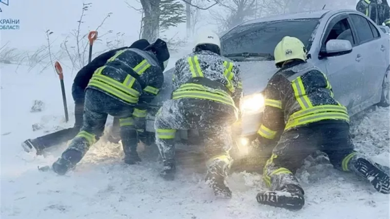 عاصفة ثلجية تودي بحياة 8 في أوكرانيا