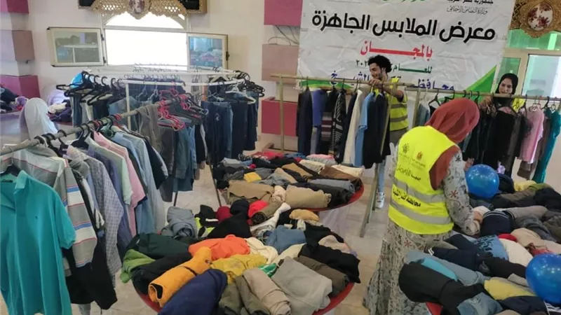 توزيع 3375 قطعة ملابس من الاورمان علي 330 أسرة اكثر احتياجا