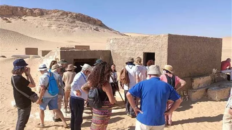 وفد سياحى أوروبي يزور المناطق الأثرية بالمنيا