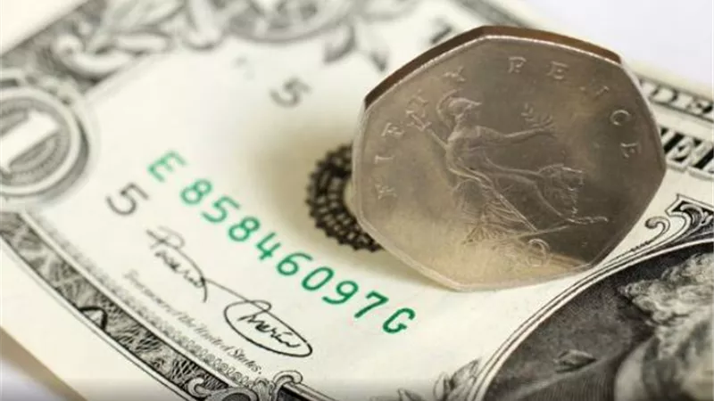الإسترليني لأعلى مستوى في شهرين والدولار يتراجع