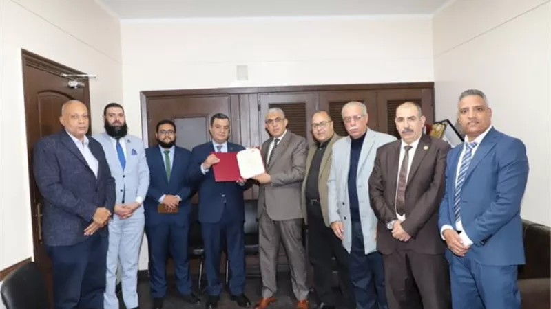 عبد الفضيل يسلم تنسيقية شباب الاحزاب وثيقة تطوير منظومة الانتاج