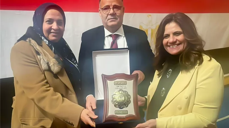 وزيرة الهجرة تتفقد المدرسة المصرية 