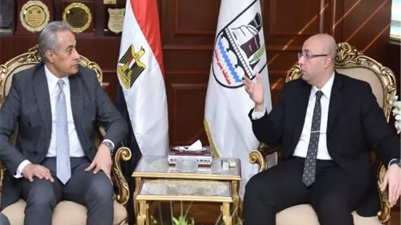 وزير العمل ومحافظ بني سويف يناقشان عددا من الملفات الهامة