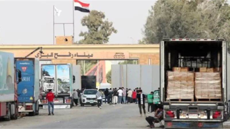 القاهرةالإخبارية:شاحنات المساعدات تفرغ حمولاتها بالجانب الفلسطيني