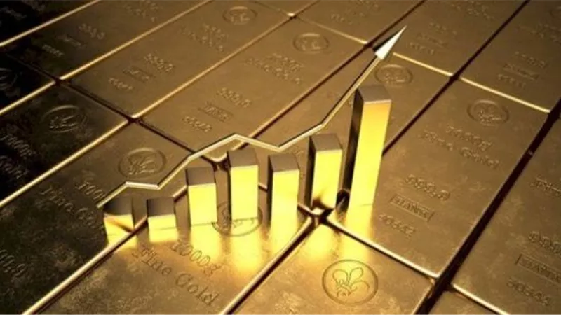 الذهب عند ذروة 7 أشهر تقريبا مع تراجع الدولار