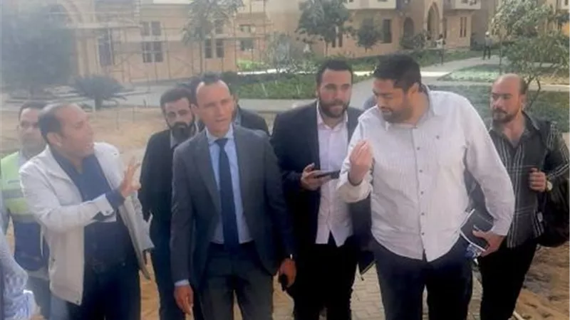 مساعد وزير الإسكان يتفقد سير العمل بمشروع منطقة سور مجرى العيون
