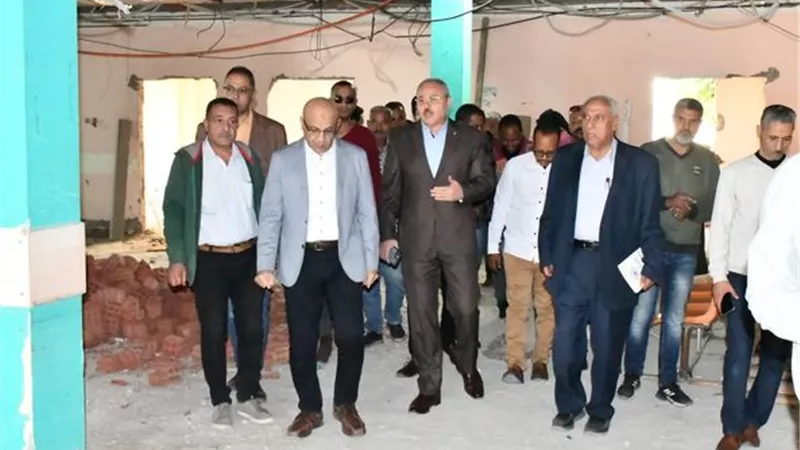 رئيس جامعة القناة ينفقد العيادات الخارجية بالمستشفيات التعليمية