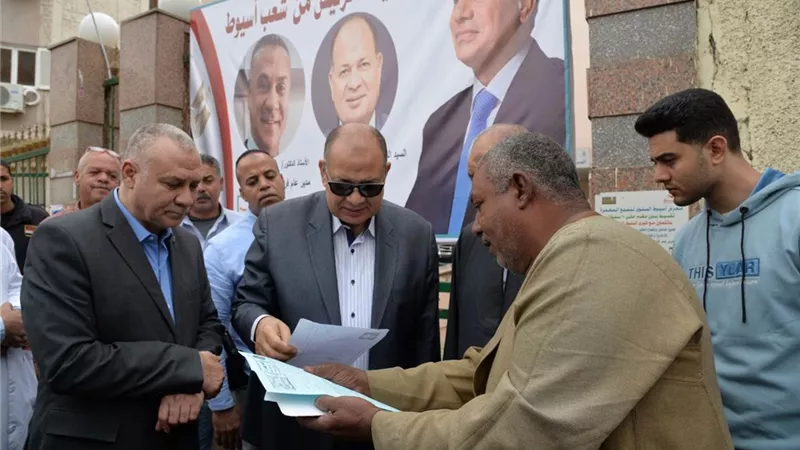 محافظ أسيوط: طفرة كبيرة في خدمات التأمين الصحي