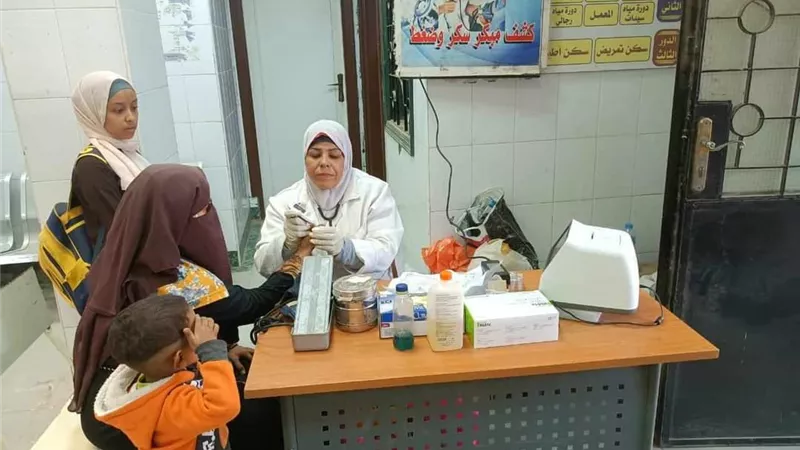 توقيع الكشف الطبي على 1701حالة في قافلة طبية بقرية محمدعبد القادر
