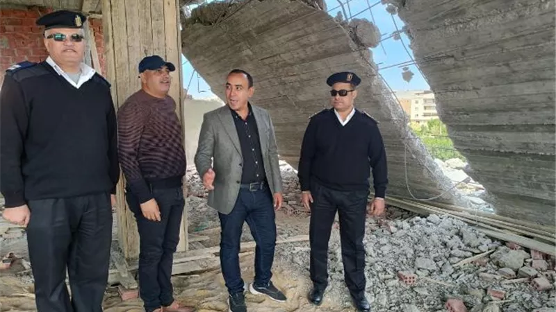 الإسكان: جهاز الشروق يُزيل دورا مخالفا بأحد العقارات