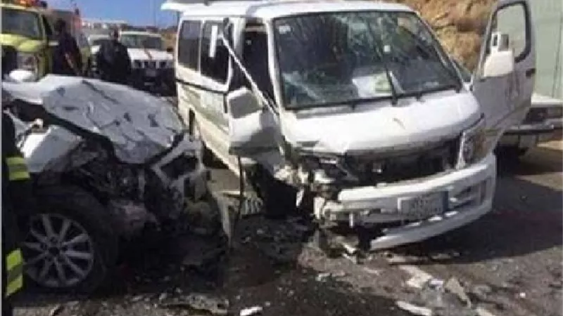إصابة 5 بحادث تصادم ملاكى بنقل على طريق أسيوط الغربى
