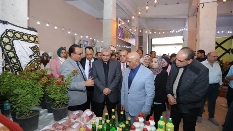 الدرندلى يفتتح المعرض السنوى للكليات المنتجة بكلية الآداب