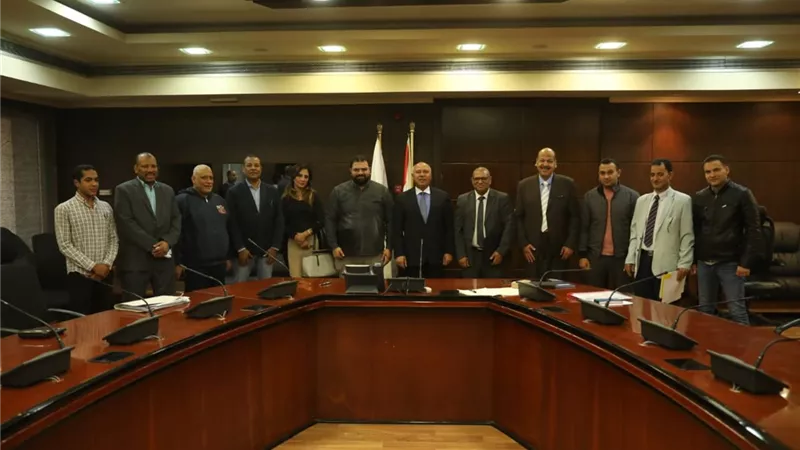 الوزير يشهد توقيع عقد استثمار عدد من المنشآت الخدمية بنادي السكة