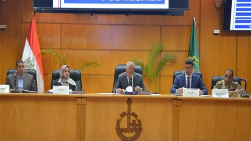 محافظ القليوبية يناقش خطة المشروعات الجاري تنفيذها بكافة القطاعات