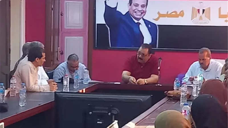رئيس مدينة سفاجا يناقش شكاوى وطلبات المواطنين