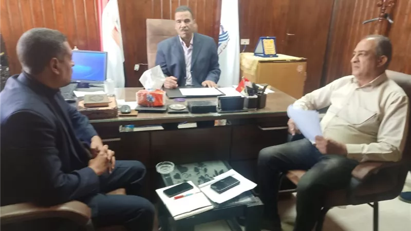تعليم قوص .. قافلة عمال نظافة تجوب المدارس التى بها لجان انتخابية